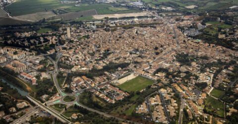 Vue aérienne de la ville de Saint-Gilles